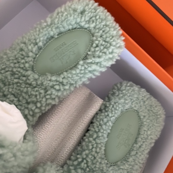 NIB HERMES Teddy Woolskin Oran Sandals Vert D'eau Furry Fuzzy  Sea Green 38.5 - Picture 2 of 5